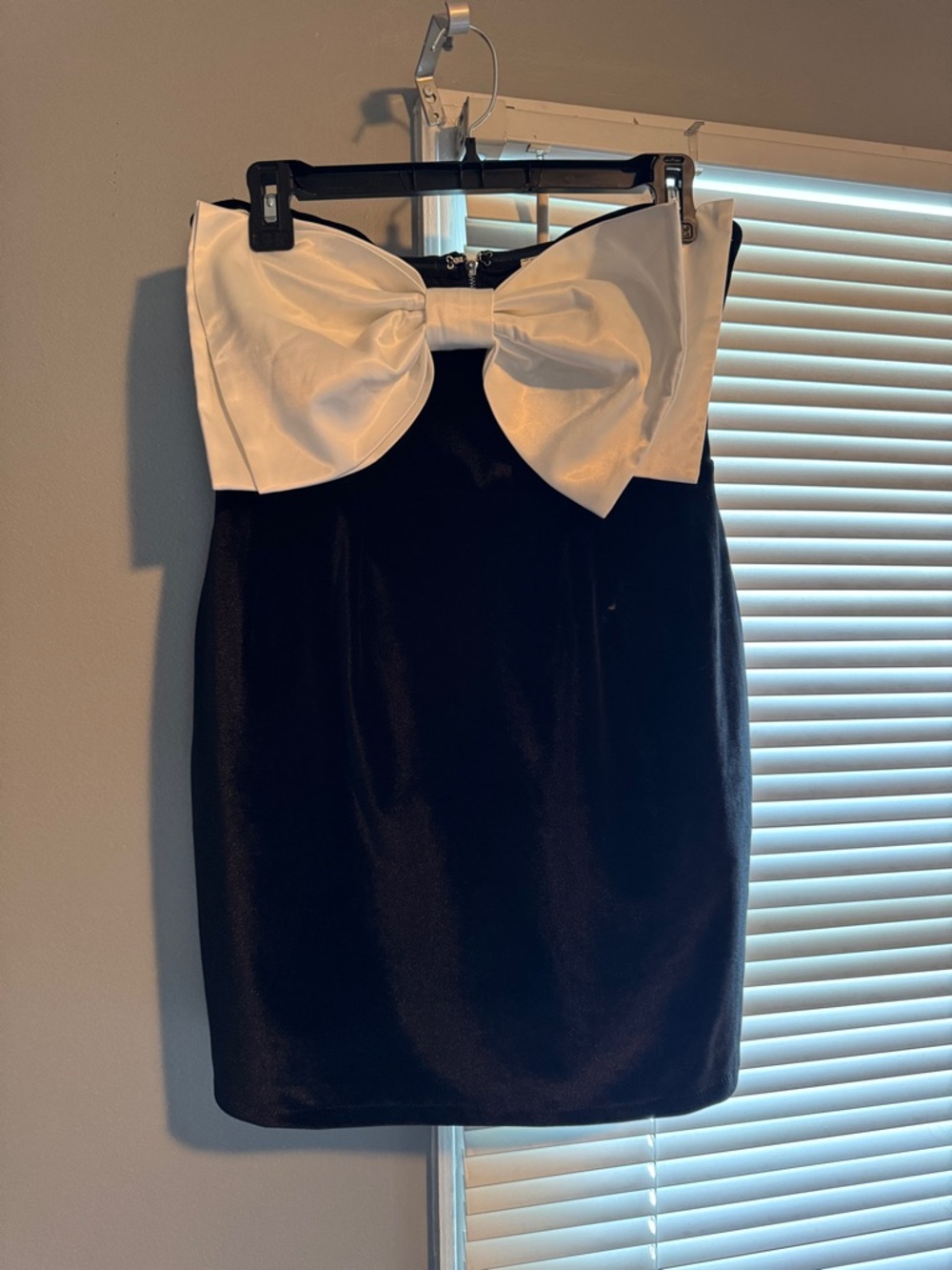 Black and White Strapless Bow Sheath Dress